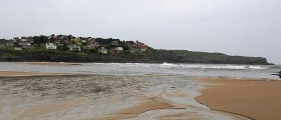 Foto denuncia de la playa de ISLA en Cantabria junto al Cabo de Ajo. Los chalets