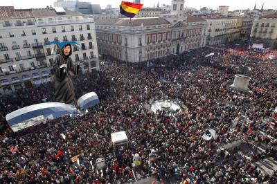 Cientos de funcionarios protestan contra el tijeretazo en Madrid de forma pacífica